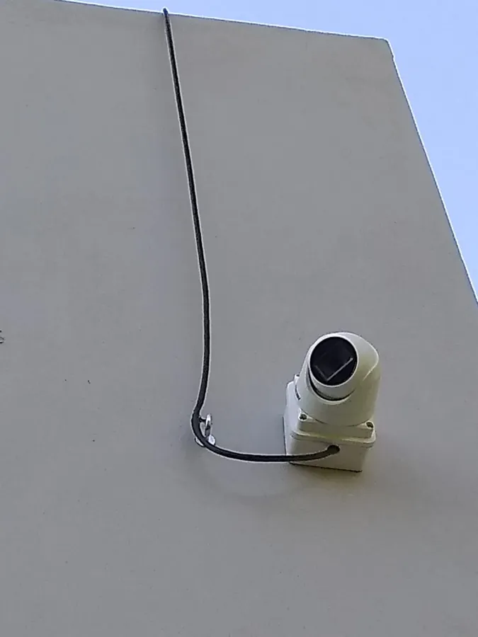 Cámara de seguridad instalada en esquina