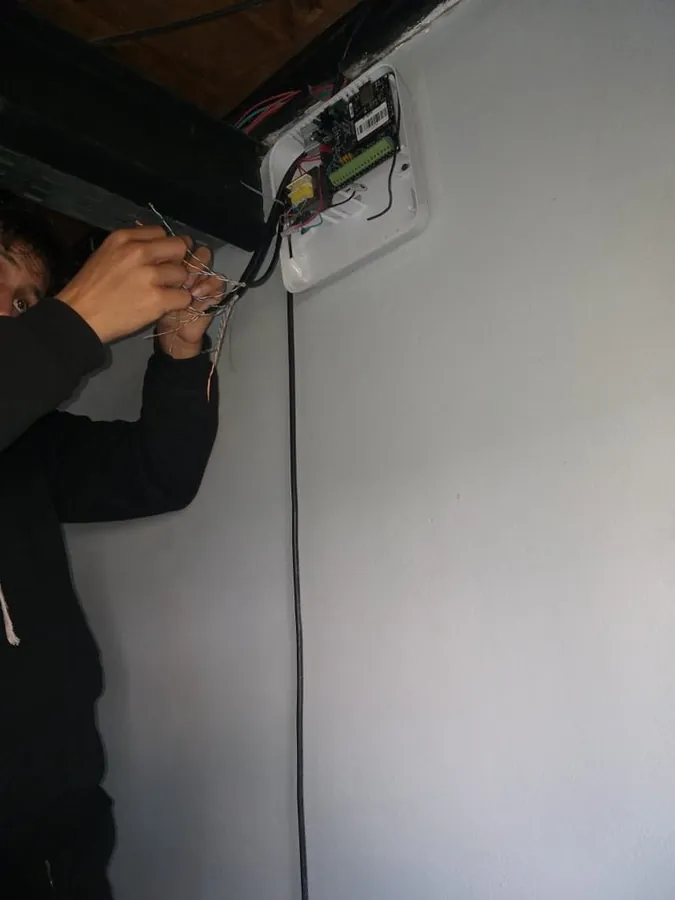 Técnico realizando la puesta a punto de una alarma