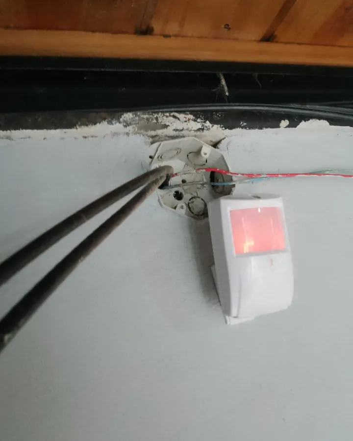 Instalación de sensor de movimiento en pared