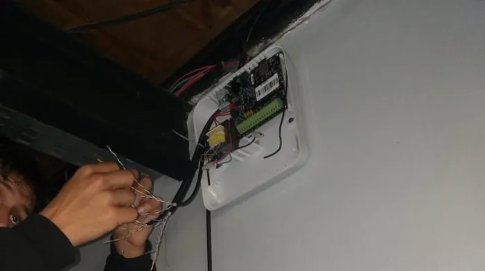 Técnico configurando una alarma inteligente Marshall