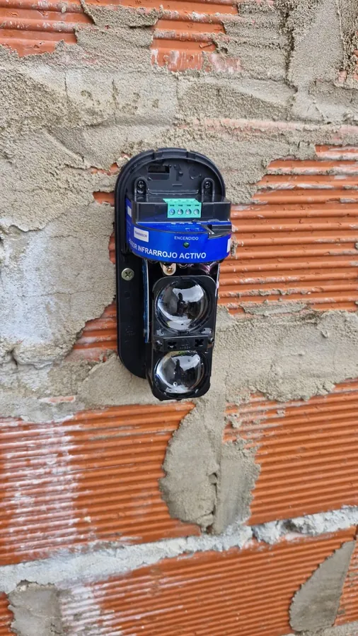 Barrera infrarroja instalada en pared perimetral