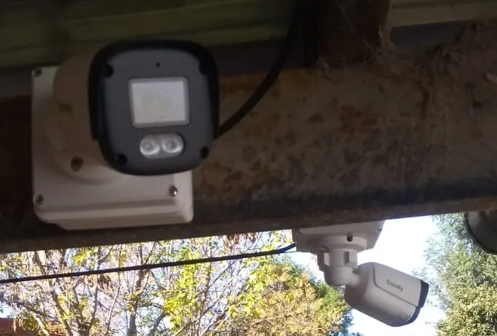Cámaras IP instaladas en el exterior de una vivienda